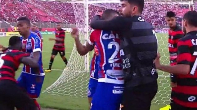 Μία χειρονομία ήταν αρκετή για να μετατραπεί ποδοσφαιρικό γήπεδο σε ρινγκ στη Βραζιλία – ΒΙΝΤΕΟ