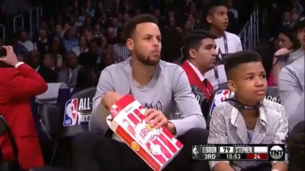 Ο Κάρι προσέφερε… θέαμα με τα ποπ κορν του – ΒΙΝΤΕΟ