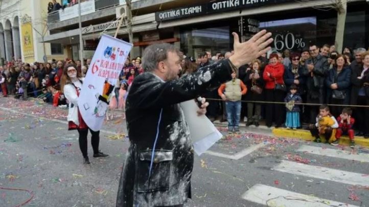Το αλεύρωμα και το μπουγέλο τσάντισαν τον Χρήστο Φερεντίνο στην Καλαμάτα – ΦΩΤΟ