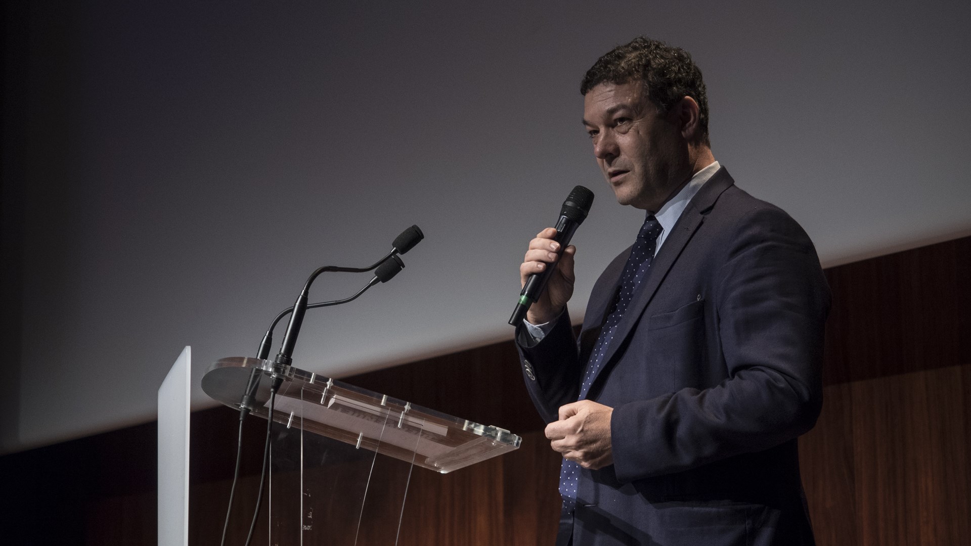 Η Κομισιόν θα χρηματοδοτήσει διαμερίσματα για πρόσφυγες