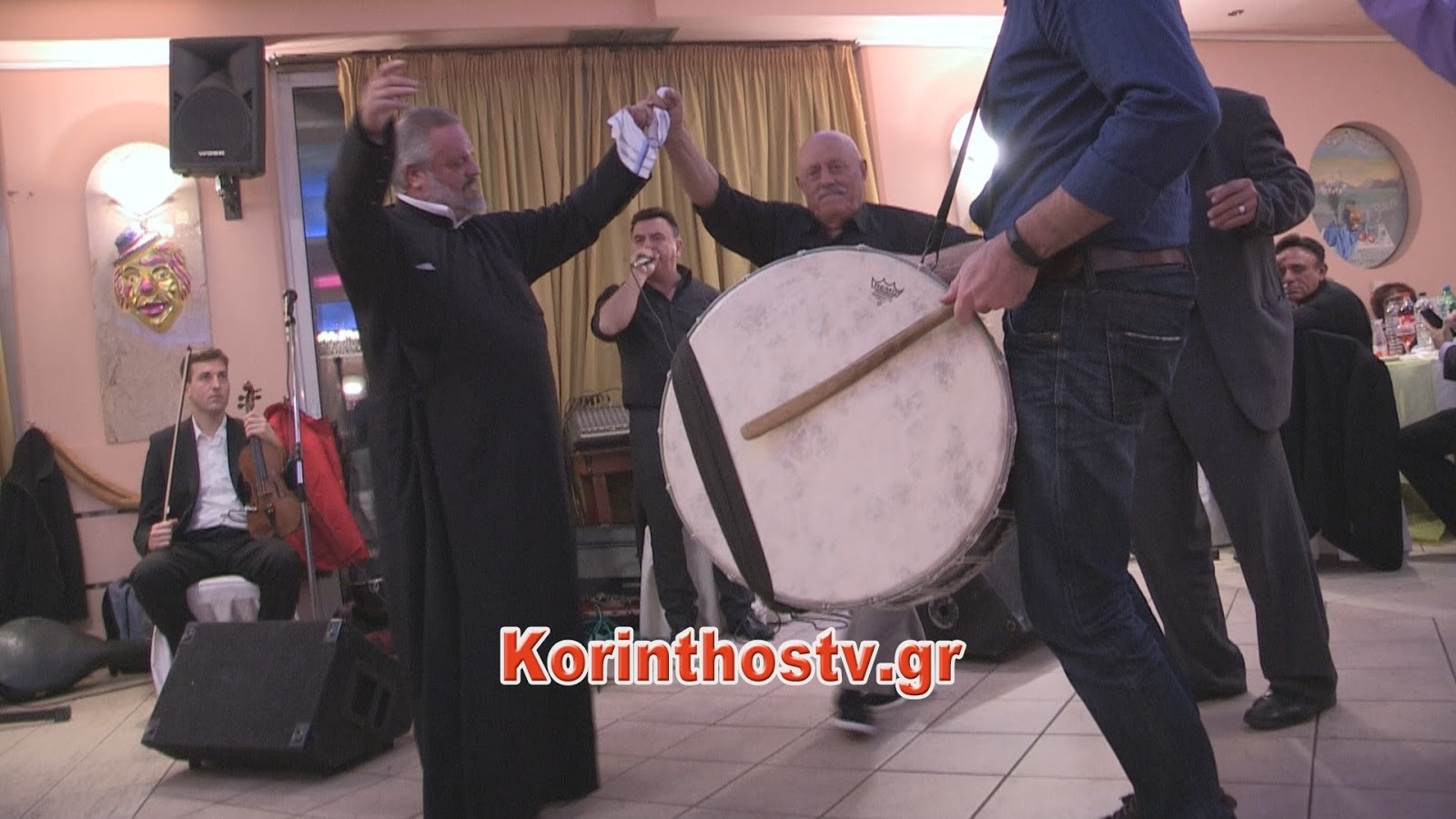 Ο παπάς που χορεύει τσάμικο και κλέβει την παράσταση – ΒΙΝΤΕΟ