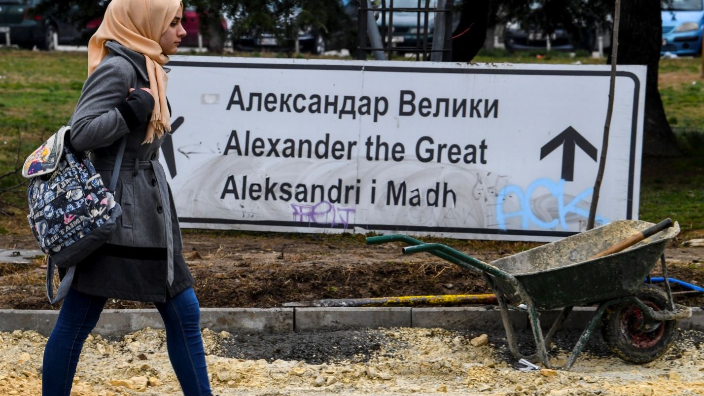 Σκόπια: Κατέβηκε η πινακίδα που οδηγεί στο αεροδρόμιο “Μέγας Αλέξανδρος” – ΦΩΤΟ