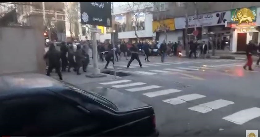 Πολεμικό κλίμα στην Τεχεράνη: Τρεις αστυνομικοί νεκροί σε συγκρούσεις με διαδηλωτές – ΒΙΝΤΕΟ