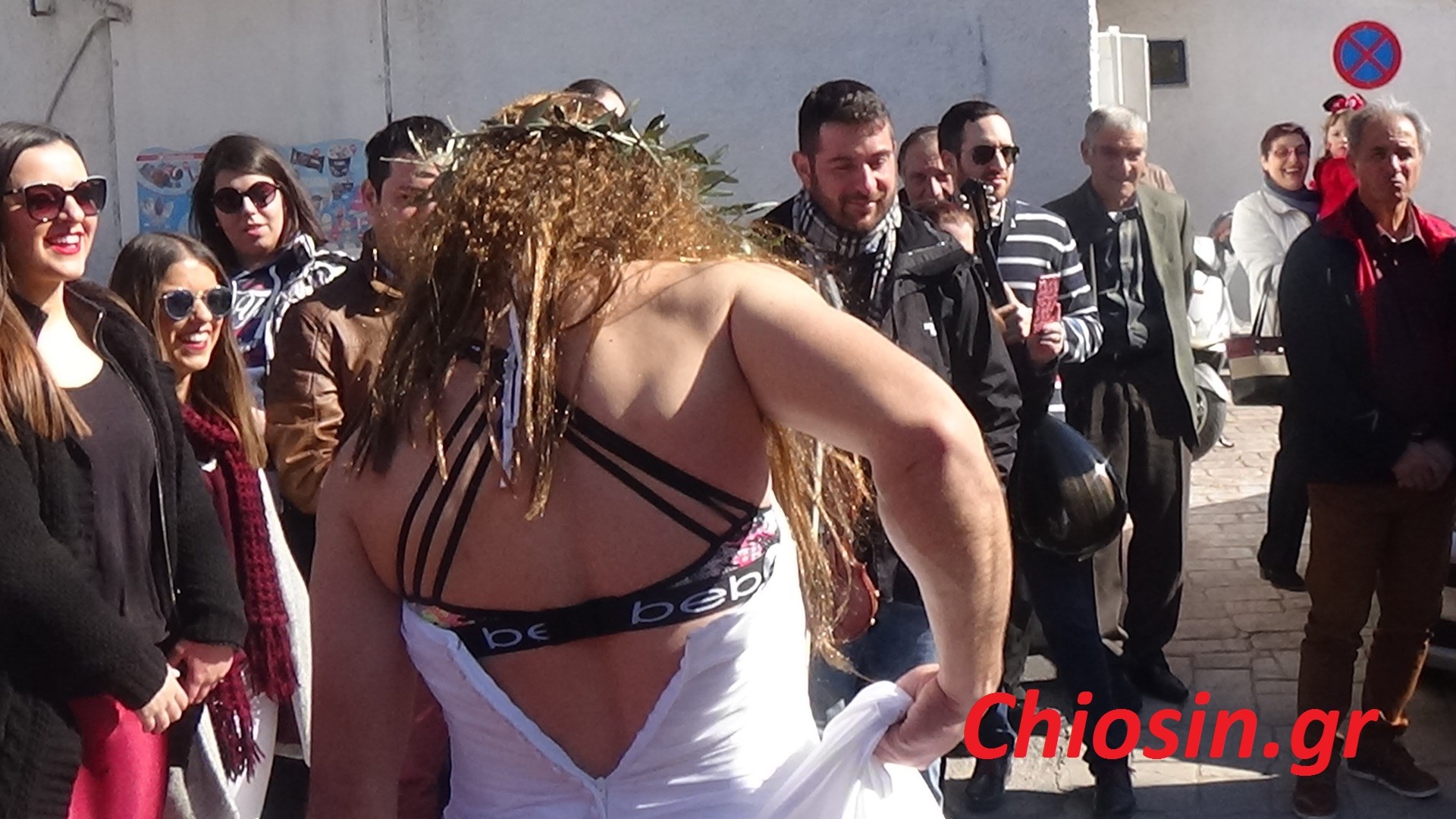 Σκίστηκε το νυφικό – Έμειναν “κάγκελο” οι καλεσμένοι – ΒΙΝΤΕΟ