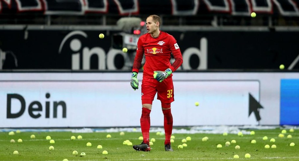 Οπαδοί έριξαν 1.000 μπαλάκια του τένις στο Άιντραχτ – Λειψία σε ένδειξη διαμαρτυρίας – ΦΩΤΟ