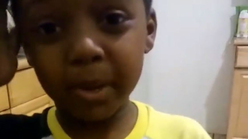 Ο 6χρονος που ζητάει να μπει τέλος στη βία και γίνεται viral – BINTEO