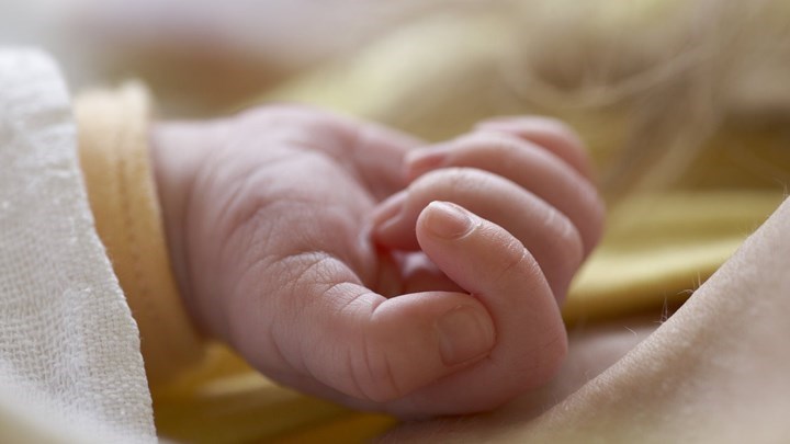 Το θρίλερ πριν το…”θαύμα” – Μωρό ήταν νεκρό επί 45 λεπτά και “ξαναζωντάνεψε” πριν το νεκροτομείο