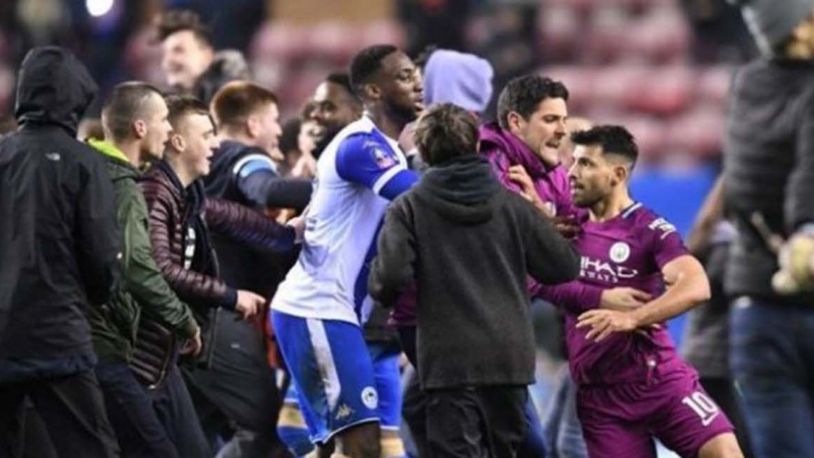 Η μπούνια του Αγουέρο σε οπαδό- Κίνδυνος για βαριά καμπάνα στον επιθετικό της Σίτι- BINTEO