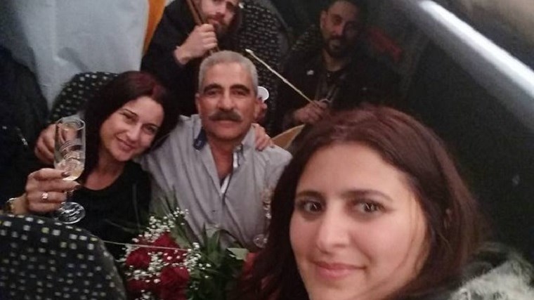 Πρόταση γάμου μέσα σε λεωφορείο υπό τους ήχους της κρητικής λύρας – ΒΙΝΤΕΟ