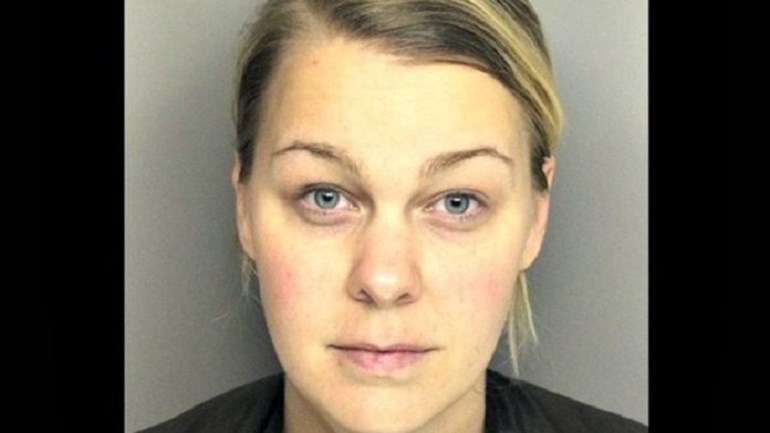 Έπιασαν “στα πράσα” καθηγήτρια με μαθητή της να κάνουν σεξ μέσα σε αυτοκίνητο