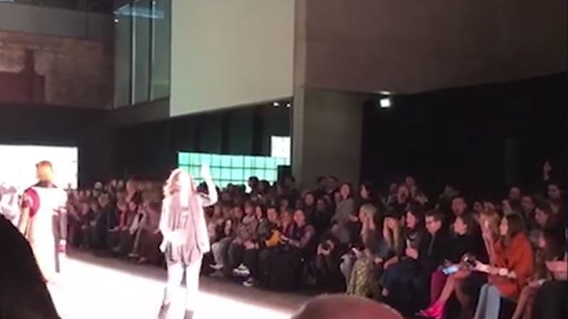 Ακτιβίστρια εισέβαλε σε επίδειξη μόδας Ελληνίδας σχεδιάστριας στο Λονδίνο– ΒΙΝΤΕΟ