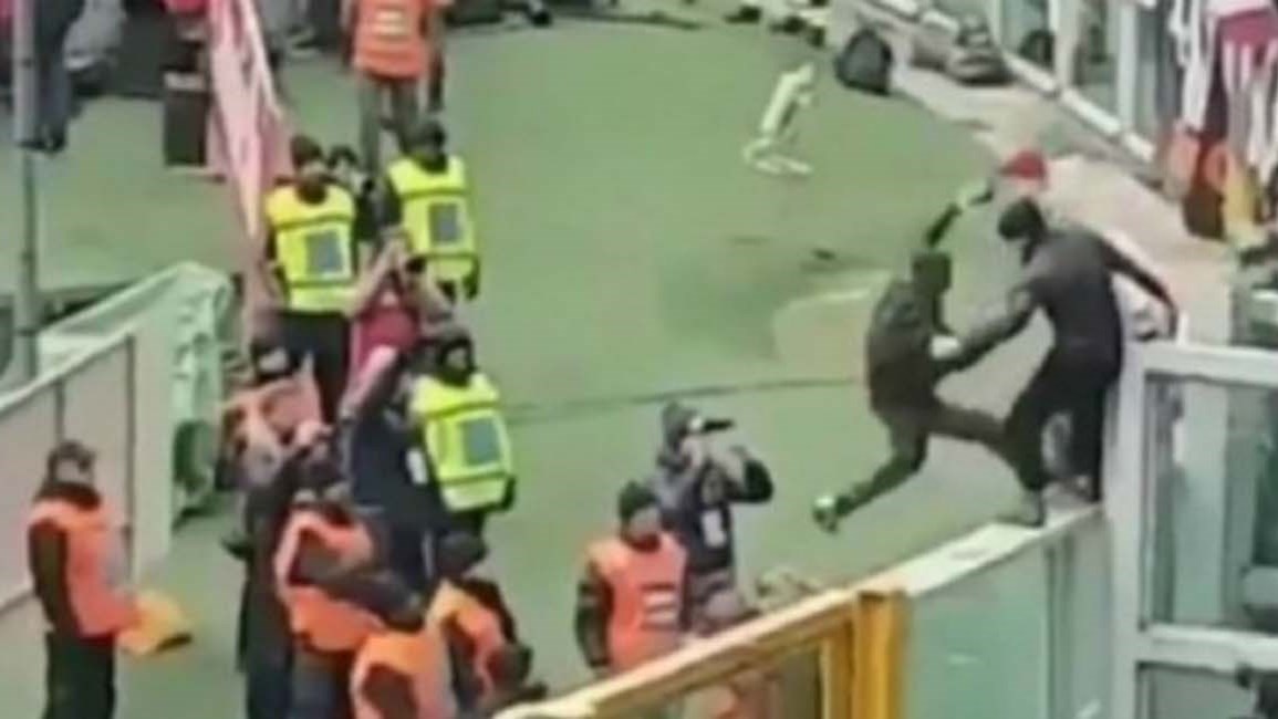 Χούλιγκαν της Τορίνο ρίχνει οπαδό της Γιουβέντους από την εξέδρα- ΒΙΝΤΕΟ