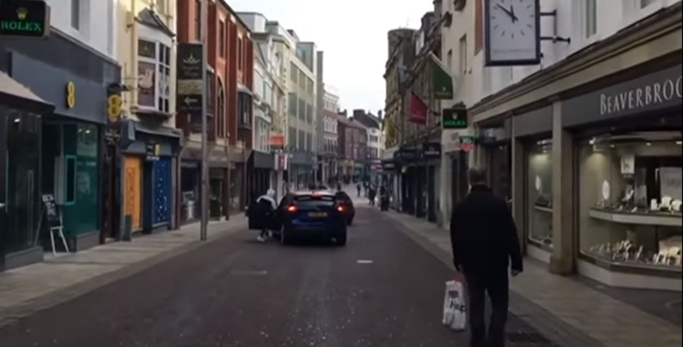 Ληστές προσπάθησαν να μπουν με το αυτοκίνητο σε κατάστημα με Rolex – ΒΙΝΤΕΟ