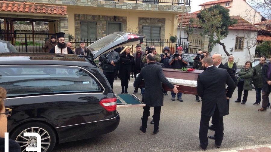 Απέραντη θλίψη στη κηδεία της δημοσιογράφου Καρολίνας Κάλφα- ΦΩΤΟ