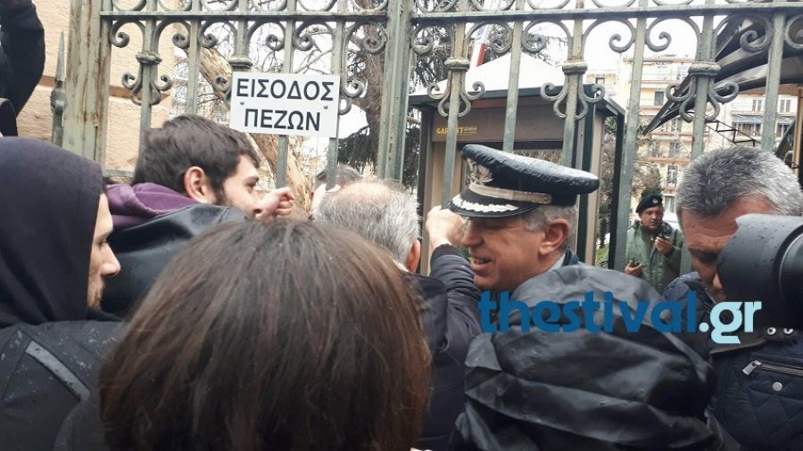 Ένταση έξω από το Υπουργείο Μακεδονίας – Θράκης για τους πλειστηριασμούς – Διαδηλωτές  σκαρφάλωσαν στην καγκελόπορτα – ΒΙΝΤΕΟ
