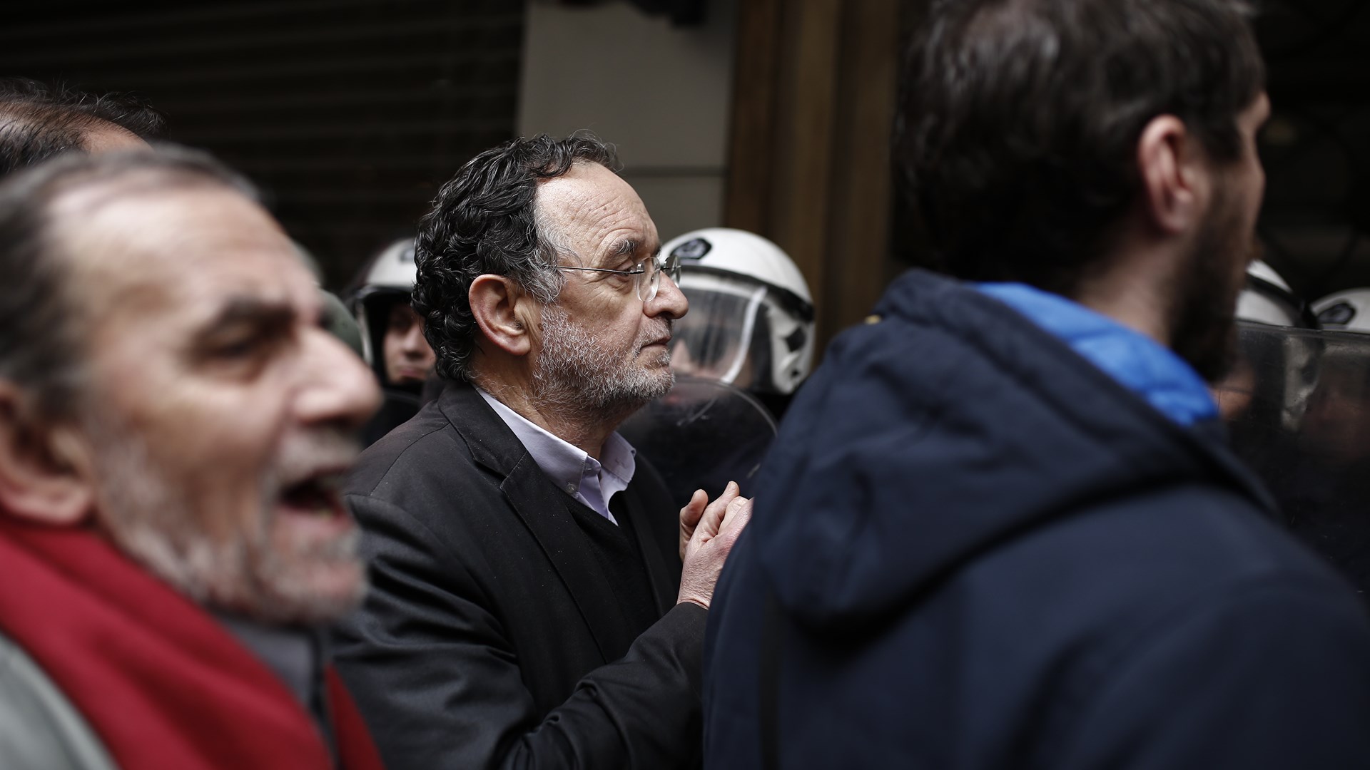 Πολιόρκησαν συμβολαιογραφείο στην Ακαδημίας – “Εκτίθενται” λένε οι συμβολαιογράφοι – ΦΩΤΟ