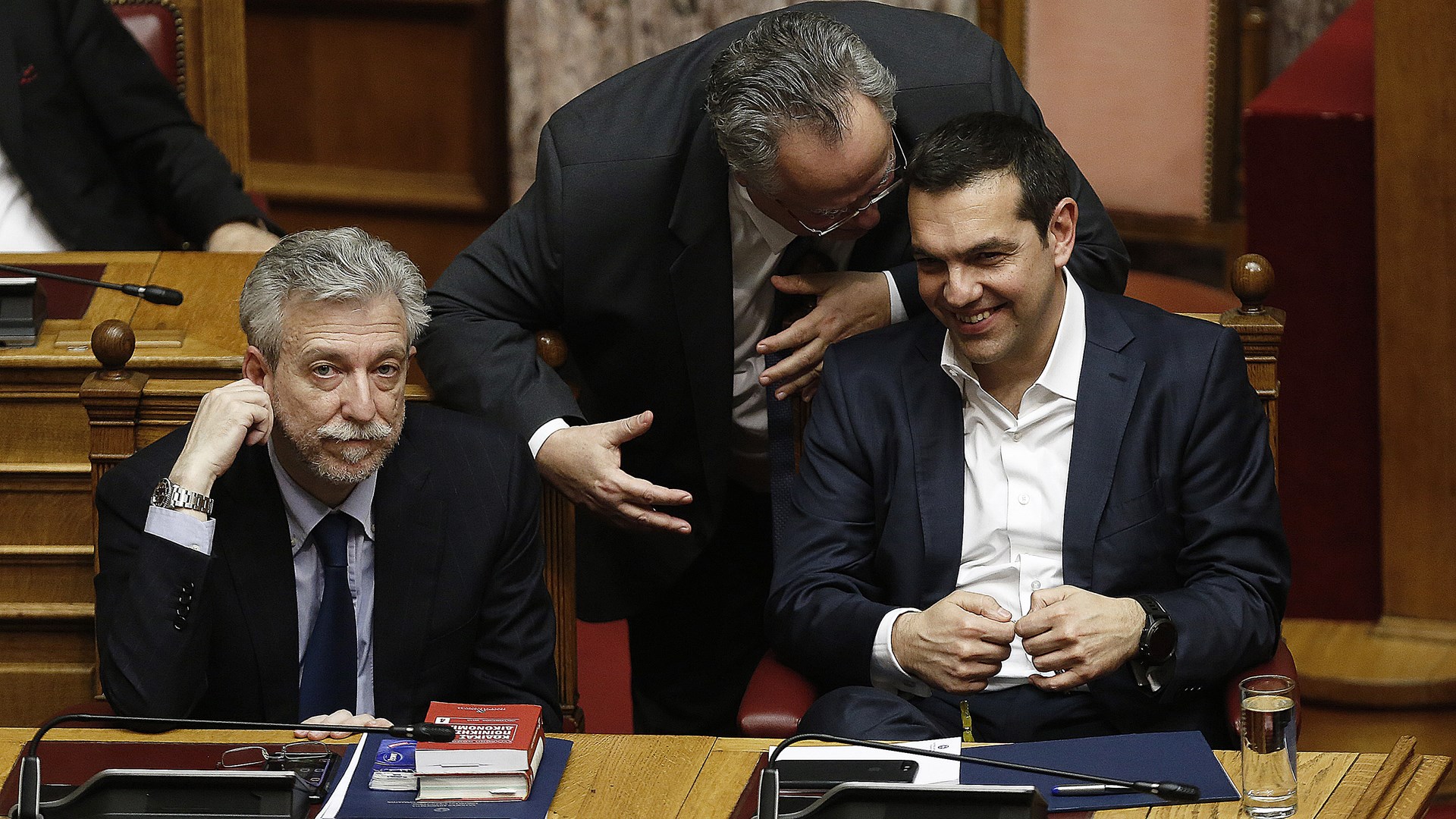 Με το κομπολόι του στην Ολομέλεια ο Πρωθυπουργός – ΦΩΤΟ