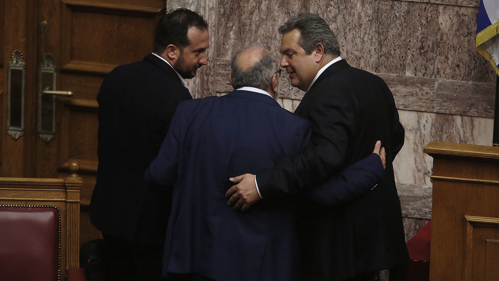 Η αγκαλιά Καμμένου-Κουρουμπλή στη Βουλή – ΦΩΤΟ