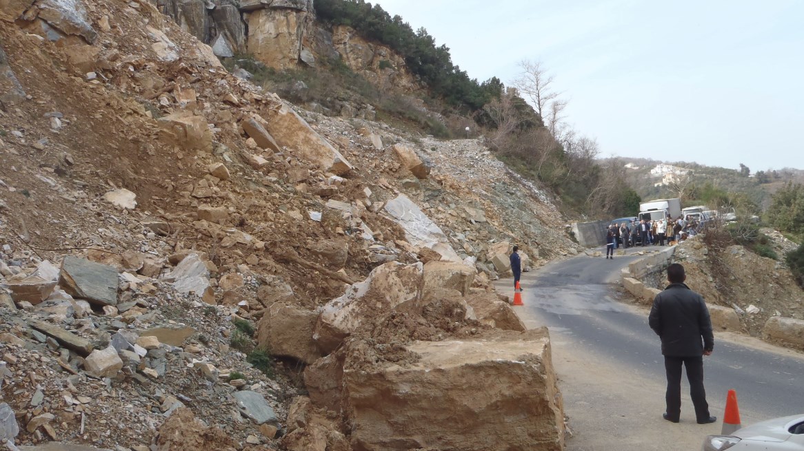 Κατολίσθηση στην Τσαγκαράδα – Εγκλωβίστηκαν λεωφορεία με μαθητές- ΒΙΝΤΕΟ