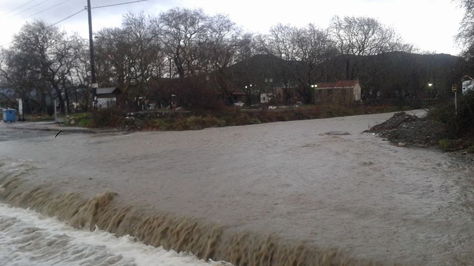 Πλημμύρισαν σπίτια στη Λάρισα από την ισχυρή βροχόπτωση- ΦΩΤΟ