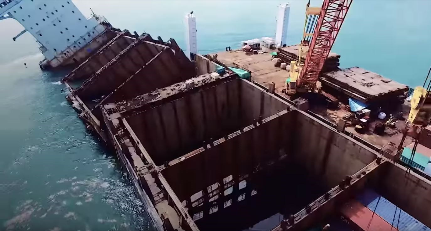 Εντυπωσιακό ΒΙΝΤΕΟ- Έκοψαν πλοίο στη μέση για να περιορίσουν τη μόλυνση