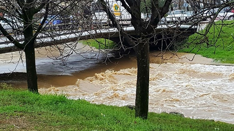 Υπερχείλισε ο ποταμός Ληθαίος στα Τρίκαλα – ΦΩΤΟ – ΒΙΝΤΕΟ