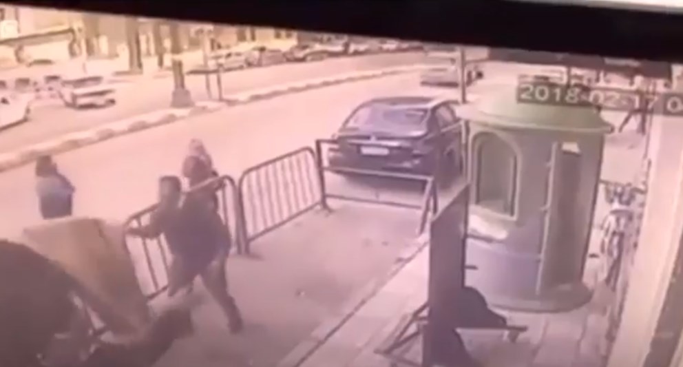 Αστυνομικοί έπιασαν στον αέρα πεντάχρονο αγόρι που έπεσε από τον τρίτο όροφο- ΒΙΝΤΕΟ