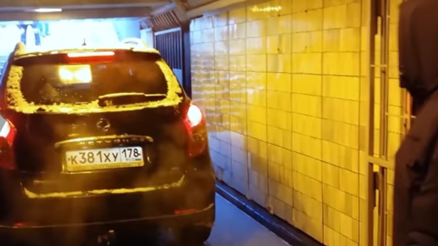 Συνταξιούχος “μπούκαρε” με το αυτοκίνητό του… στο μετρό – ΒΙΝΤΕΟ