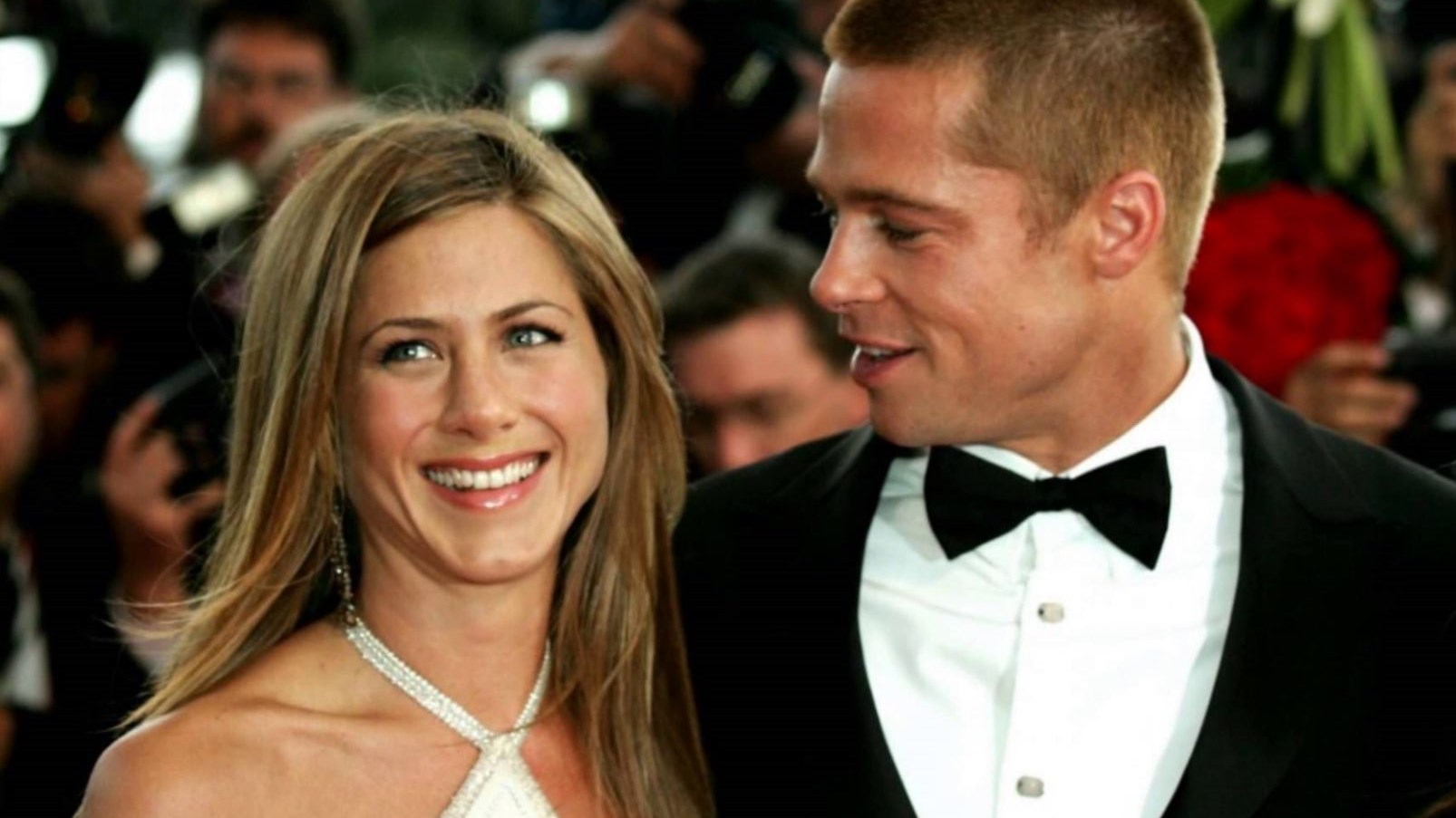 Σάλος στο Χόλιγουντ – Ο Θερού βρήκε τα ερωτικά ραβασάκια που είχε στείλει ο Μπραντ Πιτ στην Άνιστον