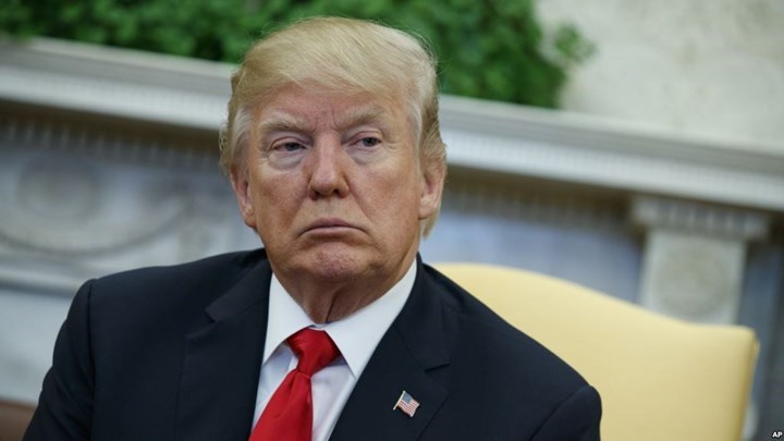 Τα “μαζεύει” ο Τραμπ: Να μην δοθούν όπλα σε όλους τους δασκάλους, μόνο στους καλύτερους