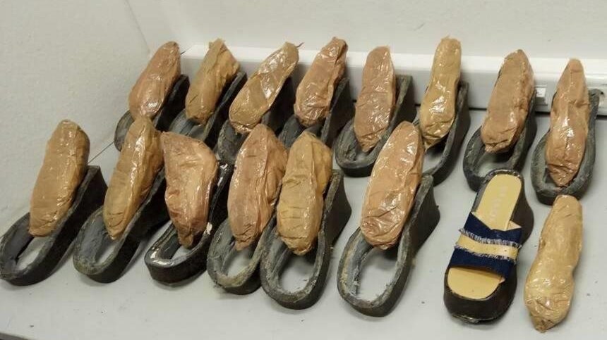 Στα τακούνια της έκρυβε τον “λευκό θάνατο” – ΦΩΤΟ