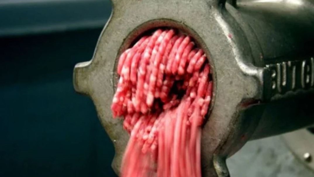 Σοκαριστικό ατύχημα σε κρεοπωλείο – Μηχανή του κιμά έπιασε το χέρι γυναίκας