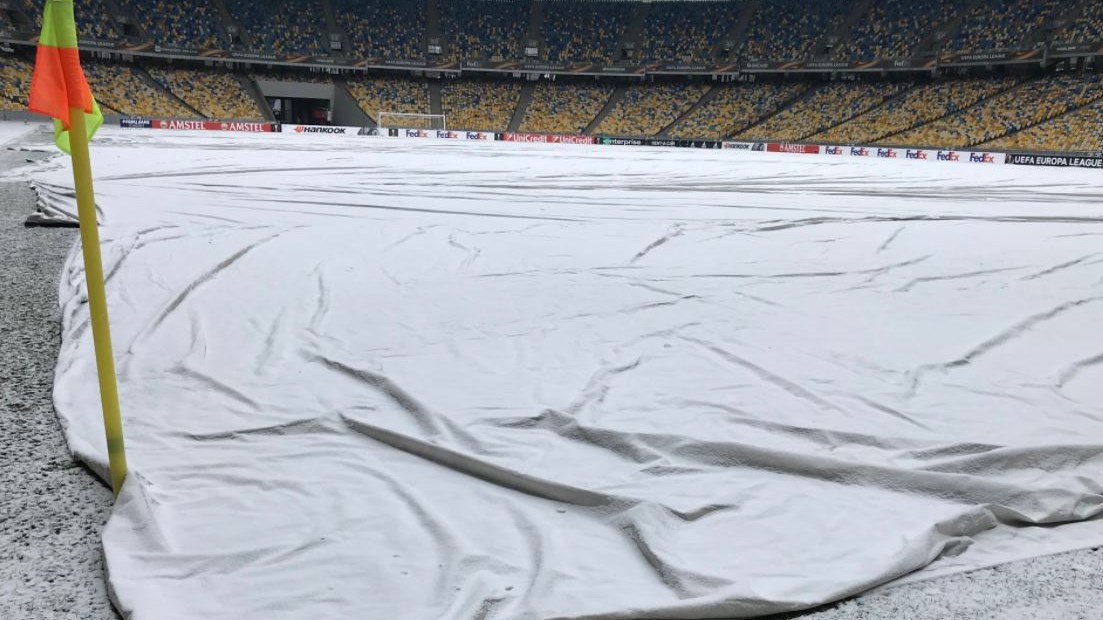 Επίθεση με πέτρες σε πούλμαν που μετέφερε οπαδούς της ΑΕΚ στο Κίεβο – Δύο τραυματίες