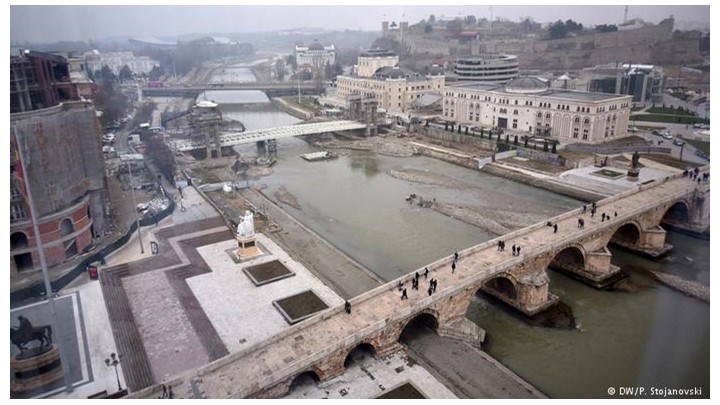 Η Ε.Ε. ανοίγει την… πόρτα για ένταξη σε Σκόπια και Αλβανία