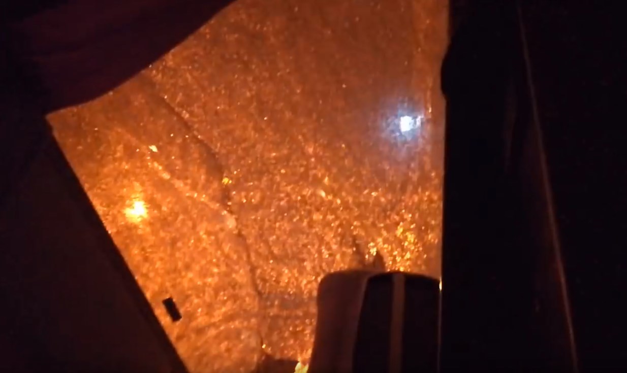 Επίθεση χούλιγκαν της Ντιναμό σε λεωφορείο με οπαδούς της ΑΕΚ – ΒΙΝΤΕΟ