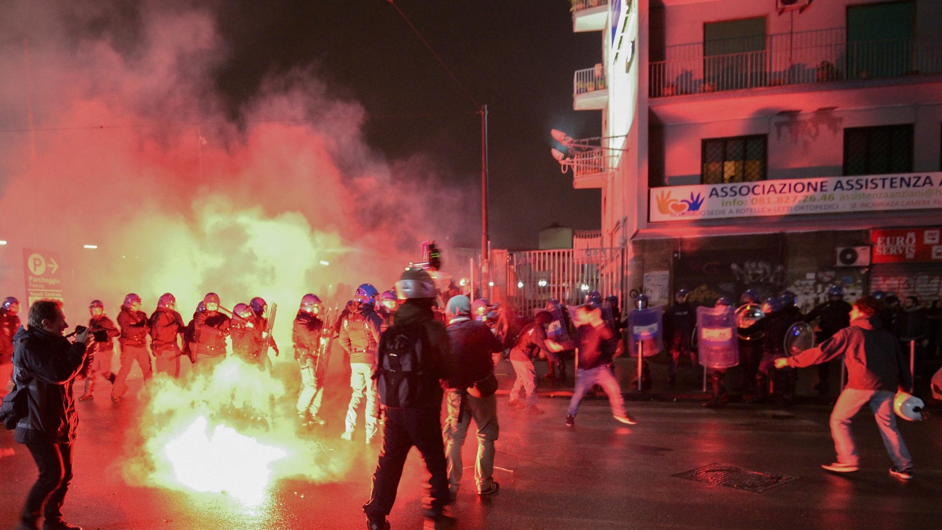 Συγκρούσεις της αστυνομίας με ακροαριστερούς διαδηλωτές στο Τορίνο
