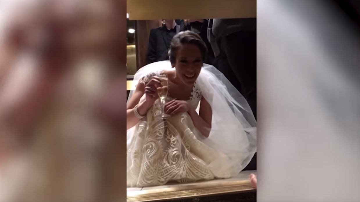 Η νύφη … κόλλησε στο ασανσέρ και έστησε γαμπρό και καλεσμένους- ΒΙΝΤΕΟ