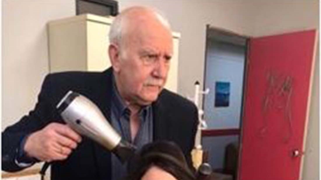 Δείτε τον Γιώργο Παπαδάκη σε ρόλο… κομμωτή- Ποιος ήταν το “θύμα” του- ΦΩΤΟ