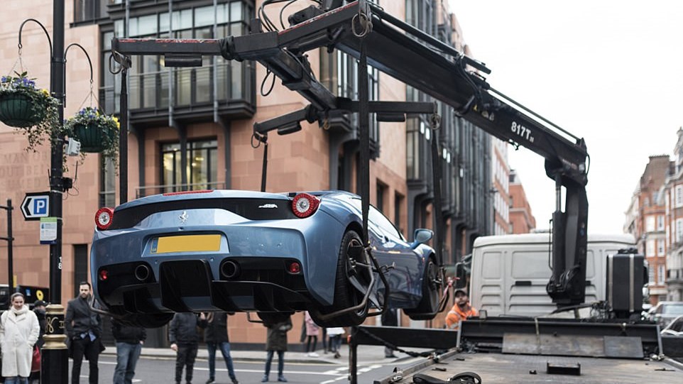 Ο ορισμός του… τσίπη: Αγόρασε μια από τις ακριβότερες Ferrari και την άφησε ανασφάλιστη – ΦΩΤΟ – ΒΙΝΤΕΟ