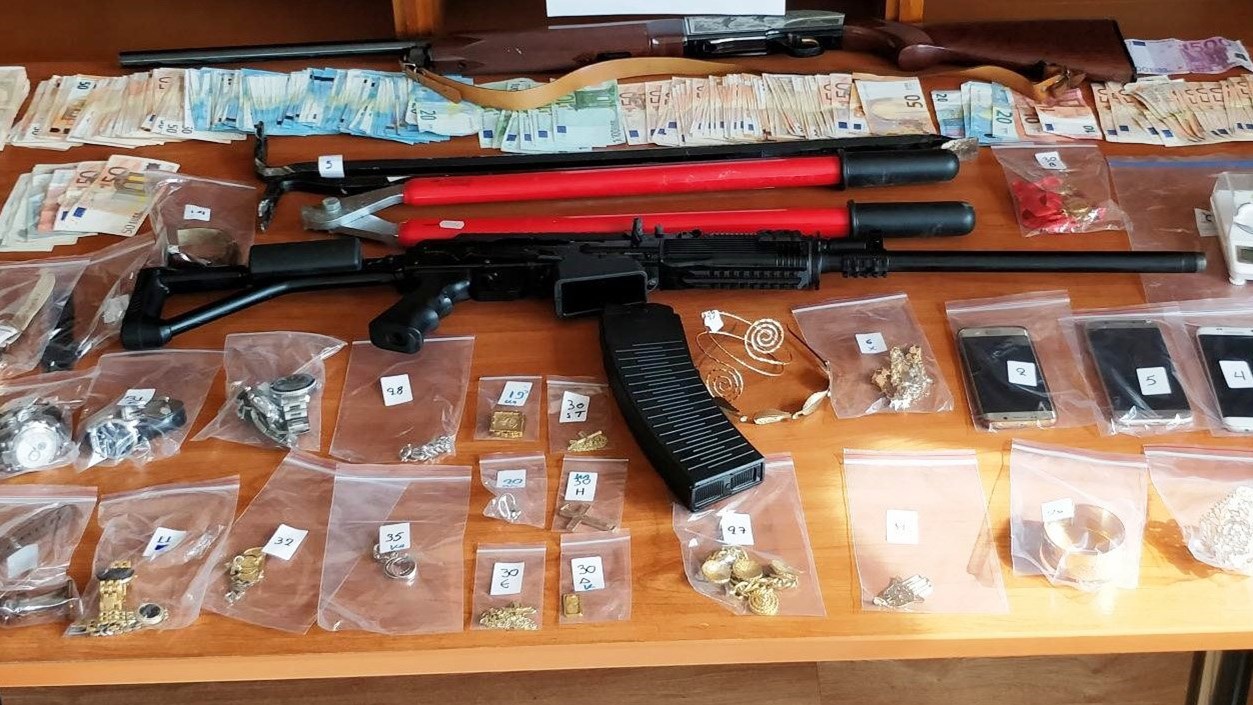 Χλιδάτα αυτοκίνητα, βίλες και κοσμικά ταξίδια τα…φετίχ τους – Πιάστηκαν οι ληστές που λάτρευαν την πανάκριβη ζωή – ΦΩΤΟ