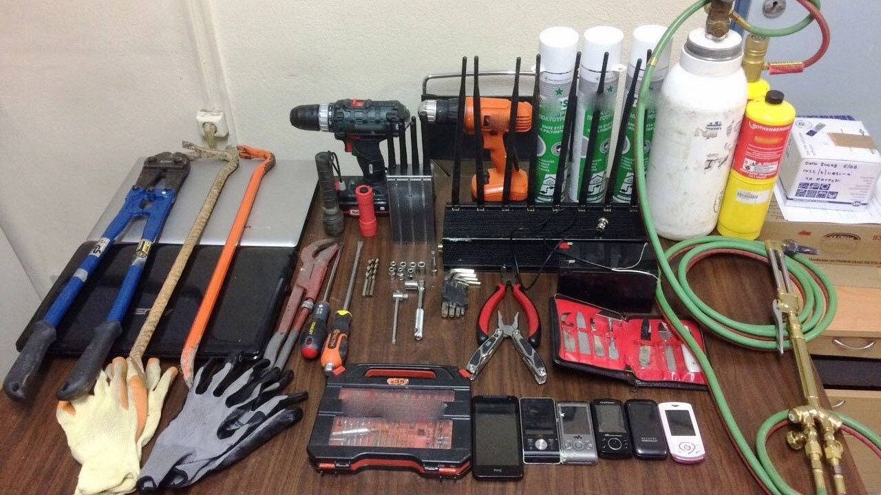 Στη φάκα της ΕΛ.ΑΣ οι μετρ του ριφιφί – Οι γυναίκες της συμμορίας, τα γάντια και η…τανάλια – ΦΩΤΟ