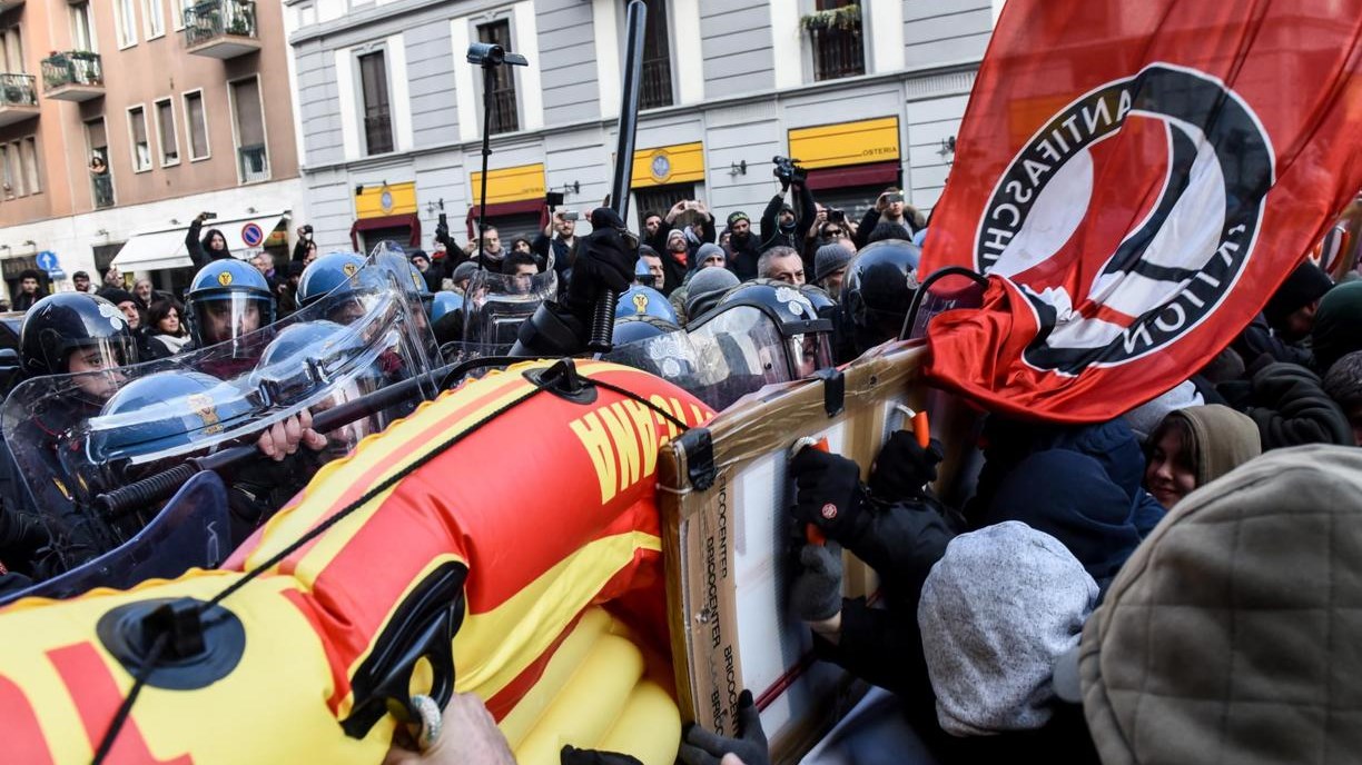 Συγκρούσεις αστυνομικών με διαδηλωτές στο Μιλάνο – ΒΙΝΤΕΟ