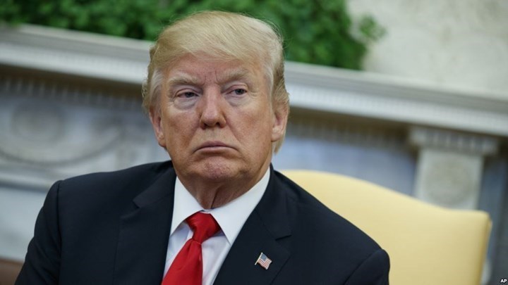 Αμετανόητος Τραμπ – Μπόνους στους εκπαιδευτικούς για να οπλοφορούν