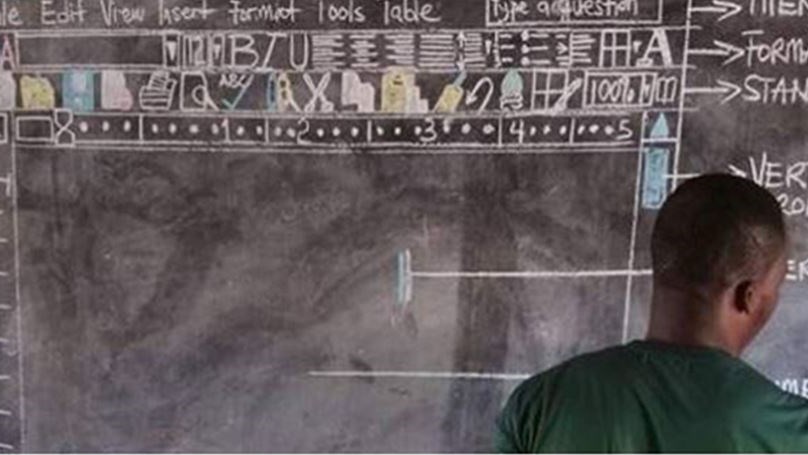 Δάσκαλος στη Γκάνα έγινε viral – Διδάσκει Πληροφορική με το Word ζωγραφισμένο στον μαυροπίνακα – ΦΩΤΟ