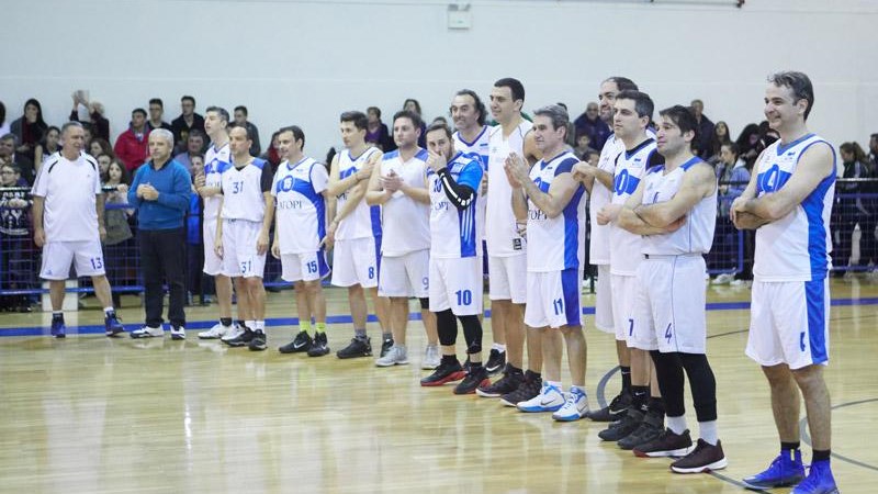 Μητσοτάκης και βουλευτές έβαλαν “τρίποντα” για καλό σκοπό – ΒΙΝΤΕΟ