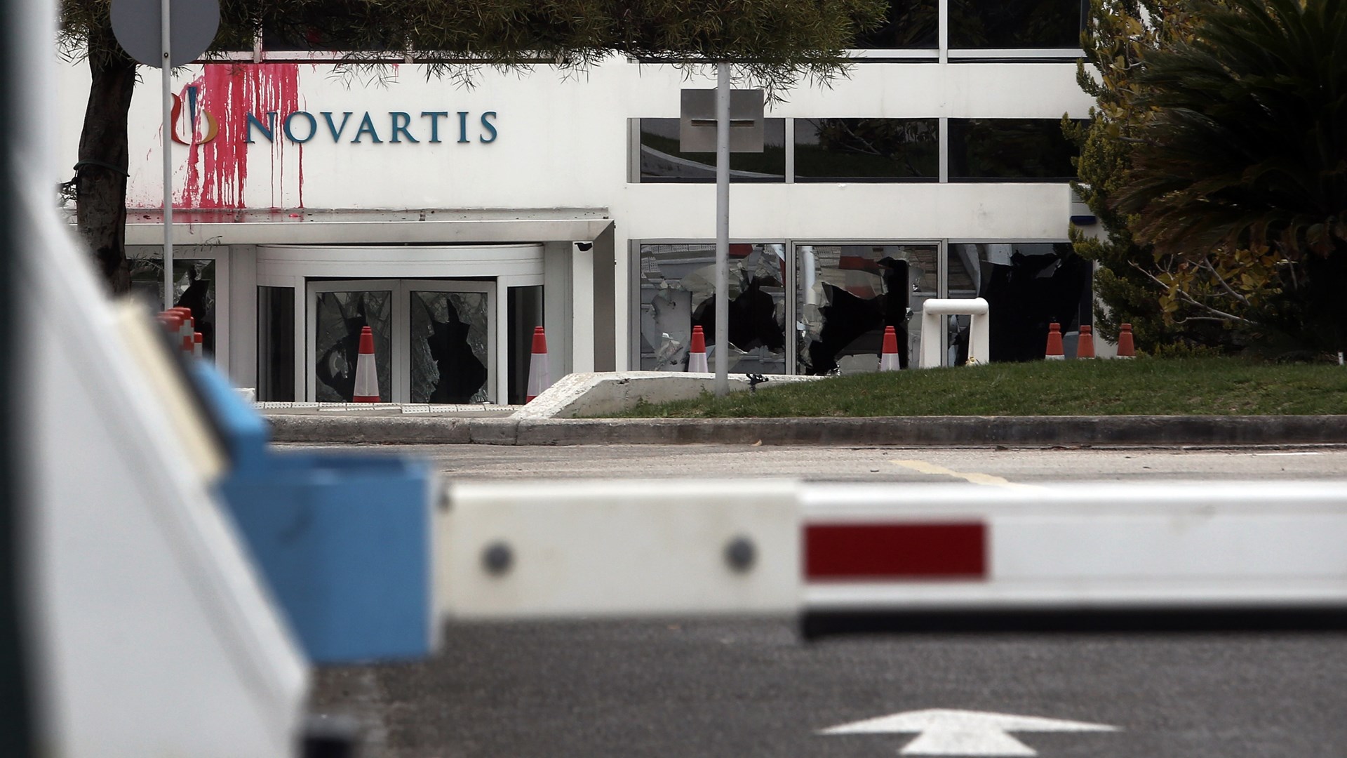 ΦΩΤΟ από την επίθεση του Ρουβίκωνα στη Novartis
