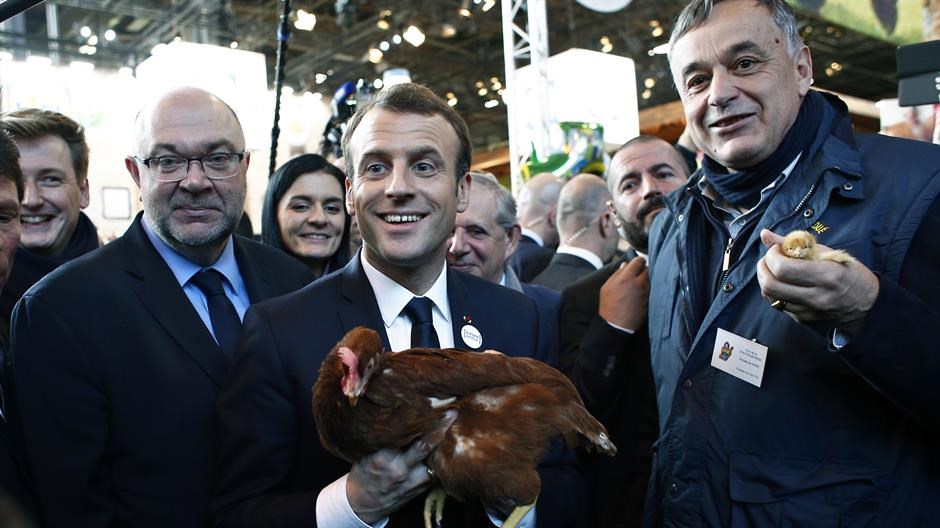 Ο Μακρόν υιοθέτησε μια… κότα – ΒΙΝΤΕΟ