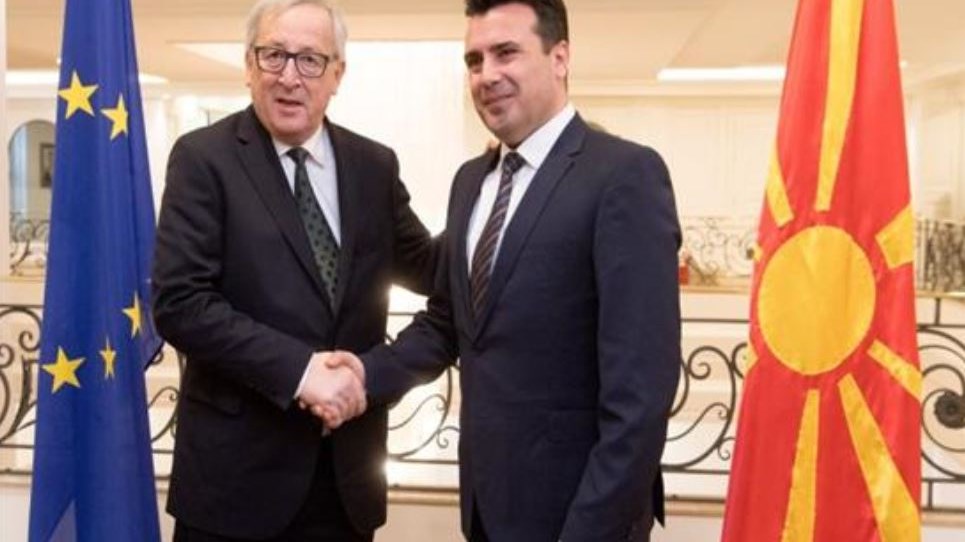 O Γιούνκερ στον Ζάεφ: Συνεχίστε και λύστε το θέμα του ονόματος με την Ελλάδα