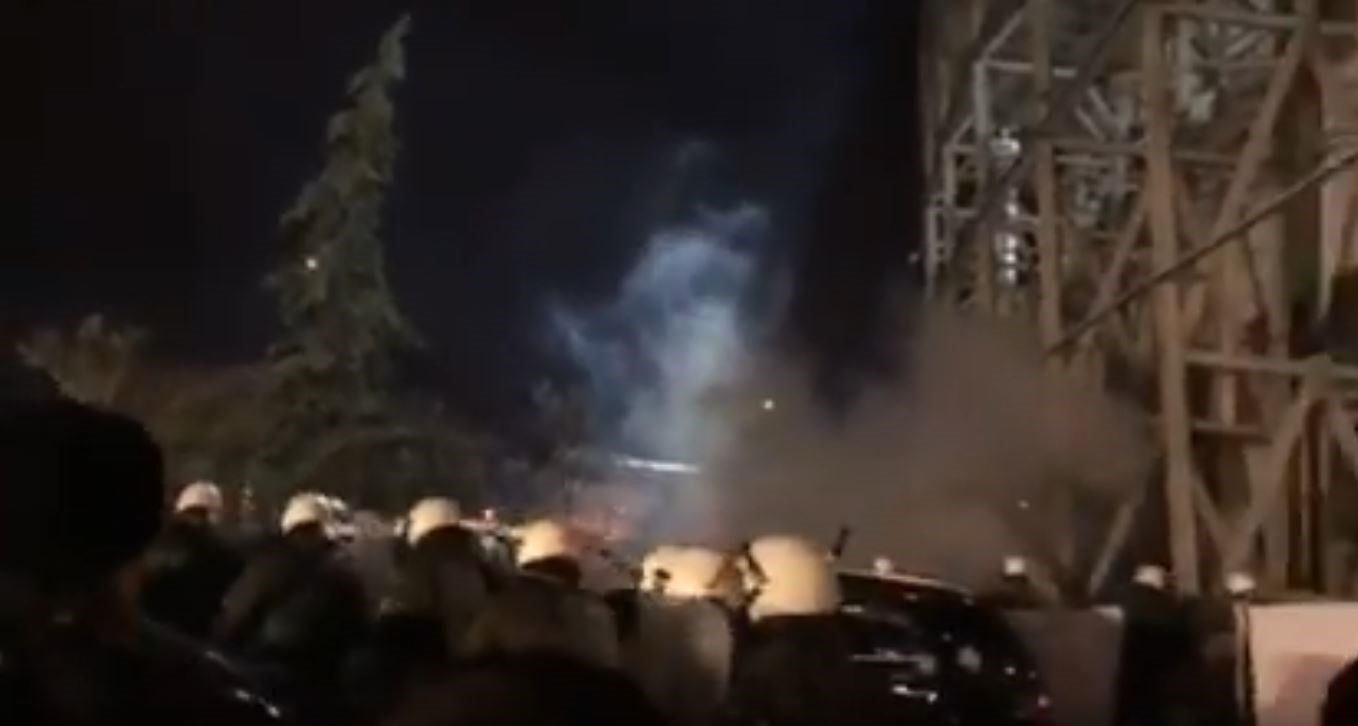 Χημικά και δακρυγόνα έξω από την Τούμπα – ΒΙΝΤΕΟ