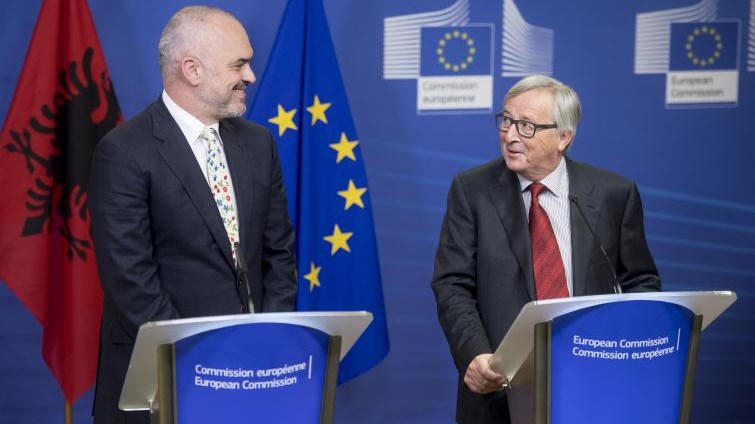 Γιούνκερ προς Ράμα: Τερματίστε τις εδαφικές διενέξεις με τους γείτονές σας για να γίνετε μέλος της Ε.Ε.